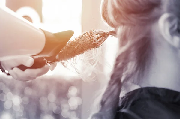美发师手捧吹风机 在美容院烘干客户的头发 — 图库照片