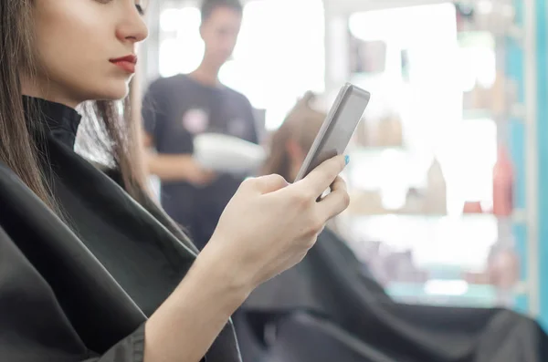 Detail Zákazníka Salonu Krásy Vlasů Pomocí Mobilního Telefonu — Stock fotografie