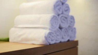 Spa Center'da beyaz havlu ile güzel orkide çiçekler.