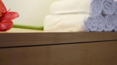 Spa Center'da beyaz havlu ile güzel orkide çiçekler.