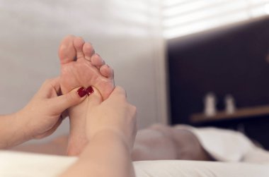 Yaptığı masajdan sonra s salonda kadın