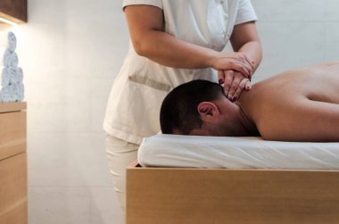 masaj spa salonu içinde sahip adam