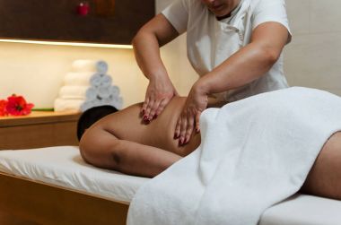 masaj spa salonu içinde sahip adam