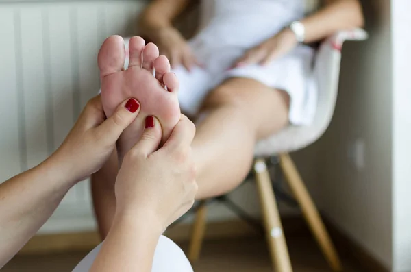 Donna avendo massaggio in s salone — Foto Stock
