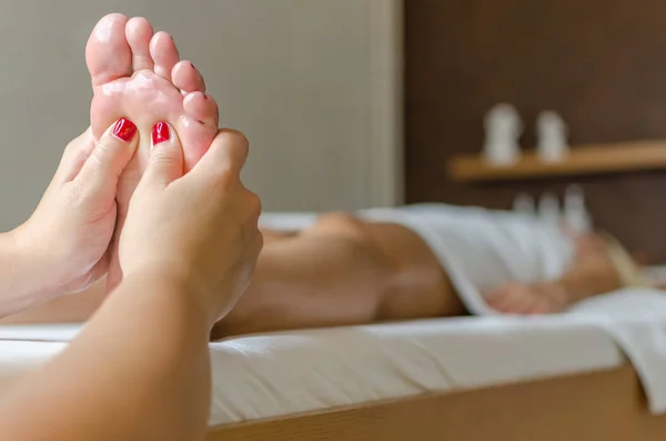 Vrouw met massage in s salon — Stockfoto