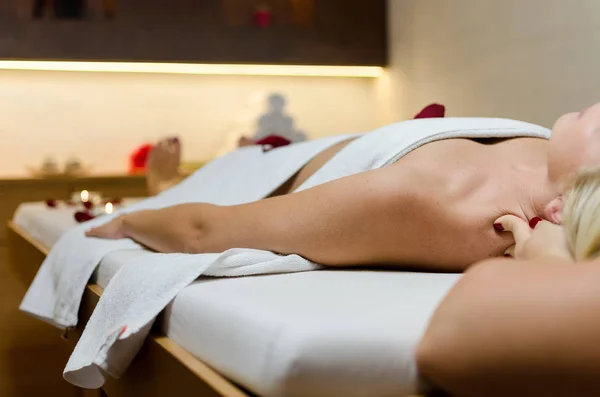 Žena s masáží v salonu s — Stock fotografie