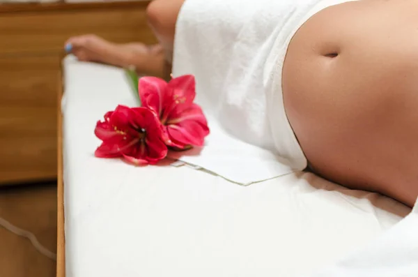 Mujer teniendo masaje en s salon — Foto de Stock