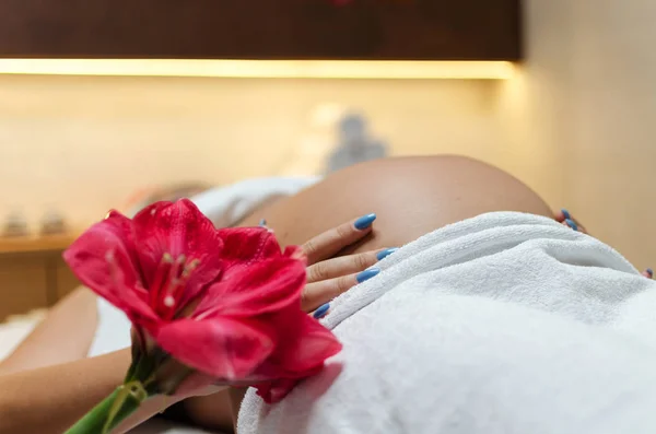 Femme enceinte en attente de massage — Photo