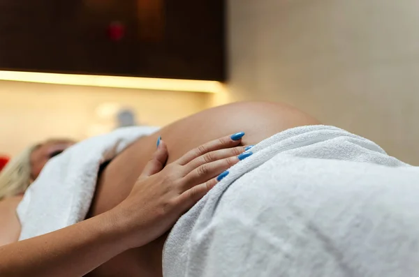 Mujer embarazada esperando un masaje —  Fotos de Stock