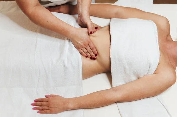 Kvinna med massage i s salong — Stockfoto