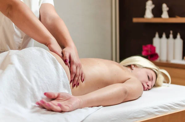 Kvinna med massage i s salong — Stockfoto