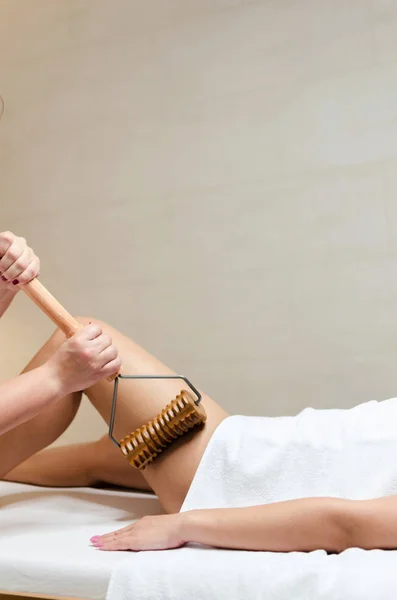 Женщина с массажем в салоне — стоковое фото
