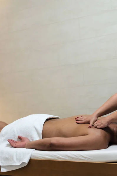 Hombre teniendo masaje en el salón de spa —  Fotos de Stock