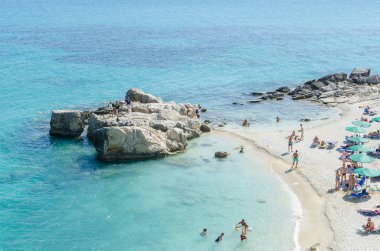 İnsanlar sahilde rahatlatıcı