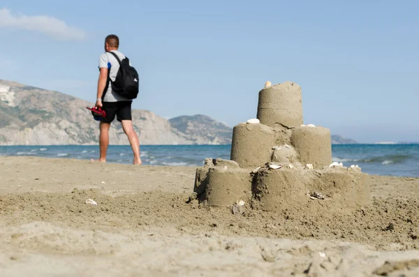 Τουριστικές Περπατώντας Στην Παραλία Κοντά Πύργος Της Άμμου — Φωτογραφία Αρχείου