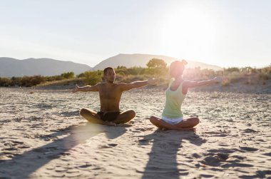 Güzel çift kaldırdı elleriyle