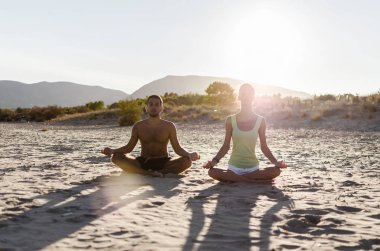 erkek ve kadın pratik yoga