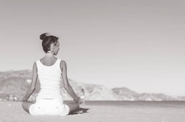 sınıf yoga sahip mutlu gülümseyen kadın