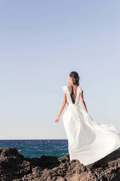 Mulher atraente em vestido longo — Fotografia de Stock