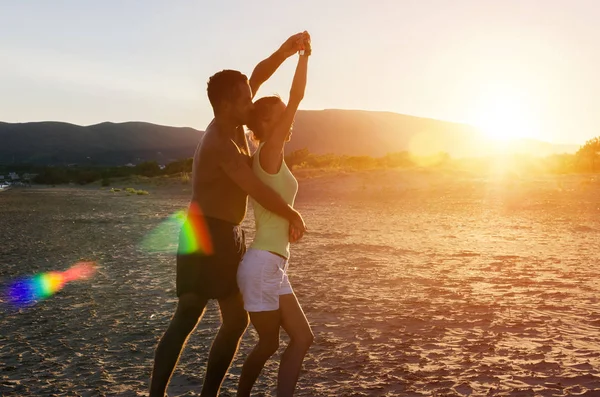 Pareja bailando salsa en una playa de arena —  Fotos de Stock