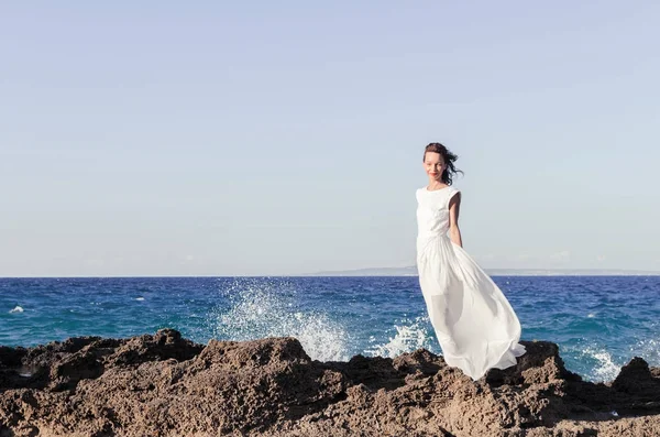 Fantasie-Frau im jätenden Kleid — Stockfoto