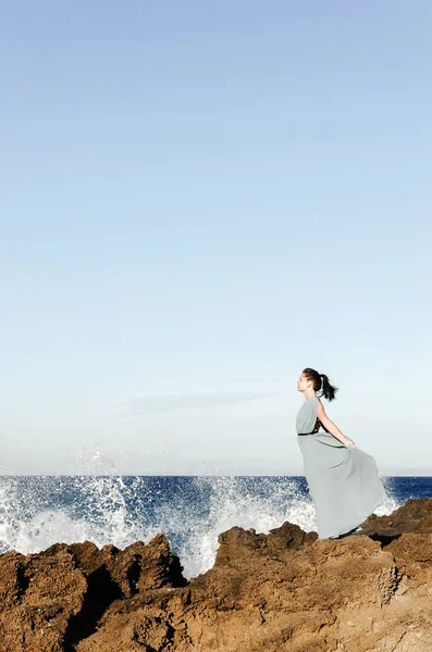 Elelgant 女人在海边的悬崖上 — 图库照片