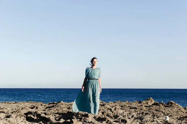 Uzun mavi elbiseli kadın — Stok fotoğraf