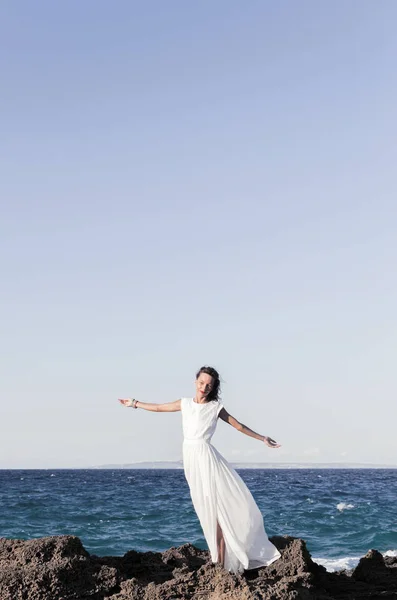 Femeia tânără în fața orizontului mării — Fotografie, imagine de stoc