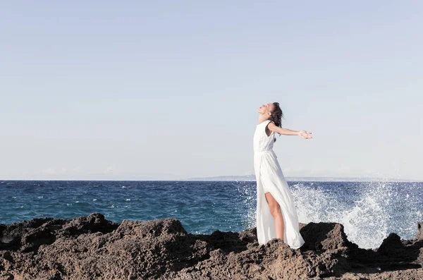 Mulher sentindo liberdade — Fotografia de Stock