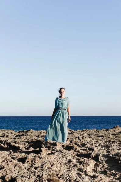 Mulher de vestido azul andando — Fotografia de Stock