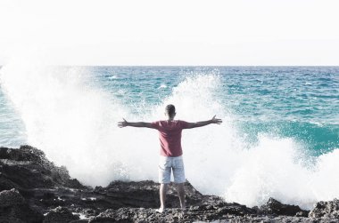 Adamın önündeki büyük dalga