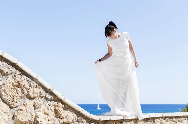 Femeie frumoasă în rochie albă — Fotografie, imagine de stoc