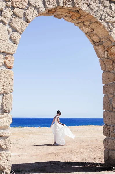 Çok Uzak Uzun Beyaz Flutters Elbiseli Yakışıklı Dans Eden Balerin — Stok fotoğraf