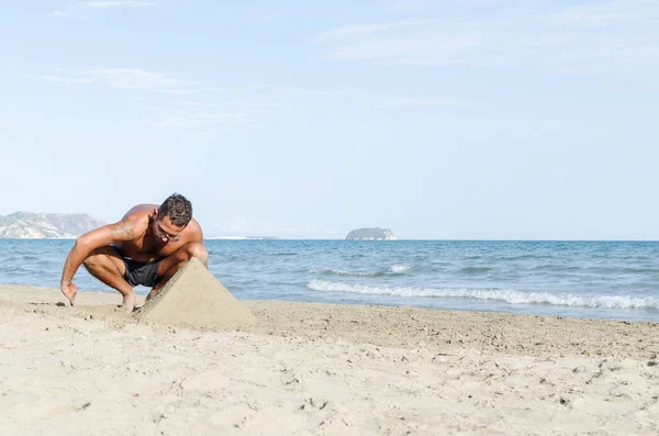 Člověk pyramind z písku — Stock fotografie