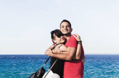 Erkek ve kadın yaz saati, deniz kenarında portresi