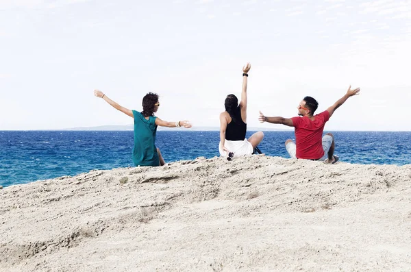 Retrato Del Hombre Las Mujeres Descansan Hora Verano Tres Amigos —  Fotos de Stock