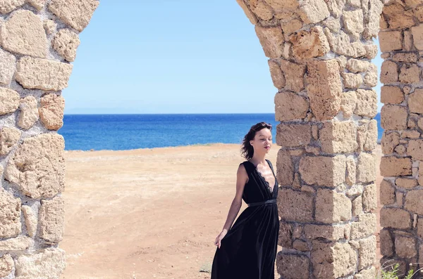 Mujer en vestido negro — Foto de Stock