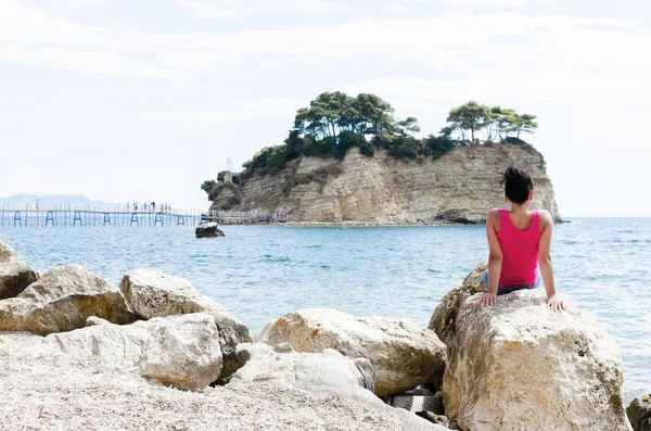 Cameo Adası izlerken kadın — Stok fotoğraf