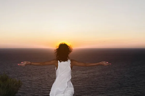 Kadın Sunset'teki kaldırdı elleriyle — Stok fotoğraf