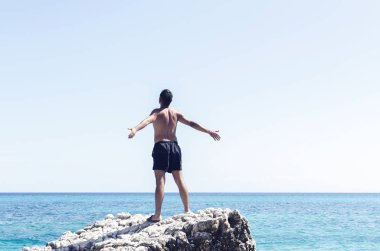 Adam kaldırsın okyanus üzerinde