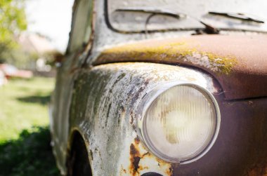 Eski paslı araba ayrıntılar. Issız araç.