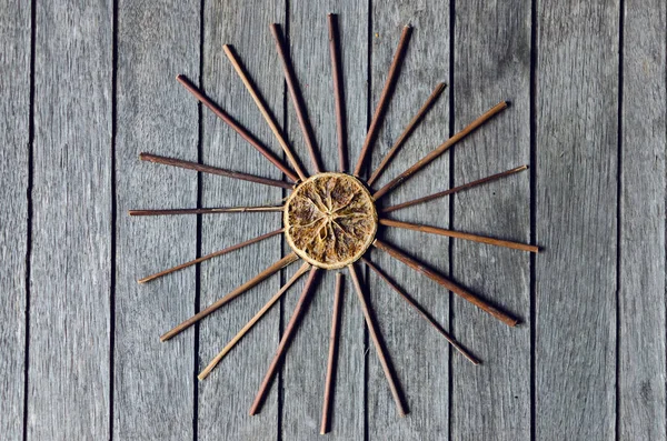 Sol Sobre Fondo Madera Piezas Otoñales Naranja Seca Tantas Ramitas — Foto de Stock