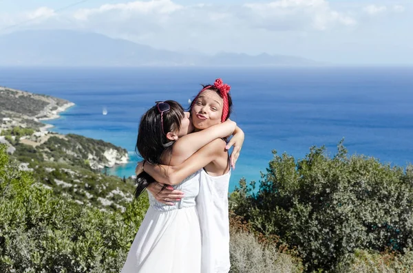 Întâlnire fericită a două surori — Fotografie, imagine de stoc