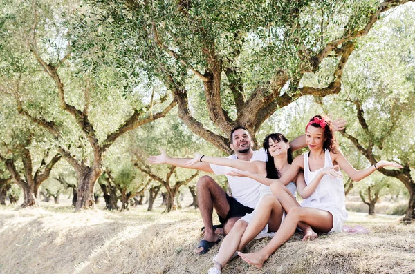 Retrato Homem Mulher Descansam Hora Verão Três Amigos Felizes Viajando — Fotografia de Stock