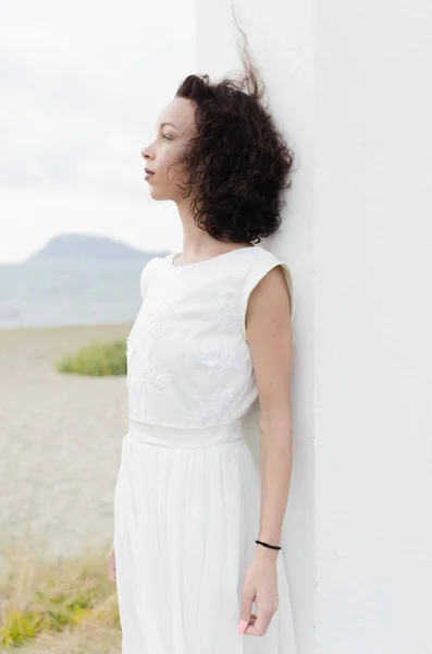 Mujer retrato de moda en blanco — Foto de Stock