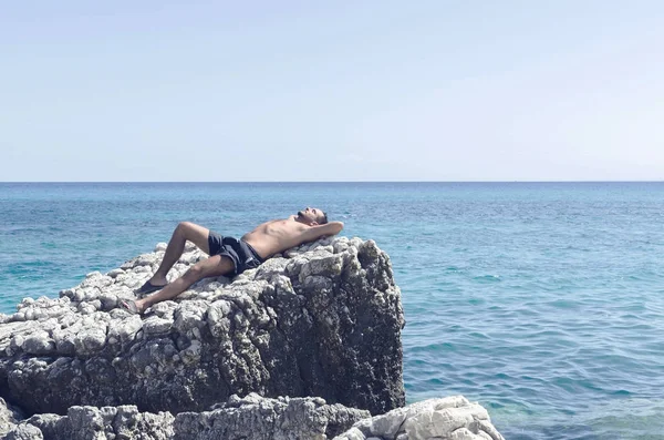 Homem desfrutando de banhos de sol — Fotografia de Stock