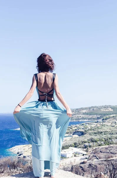 Mujer libre sobre el mar — Foto de Stock