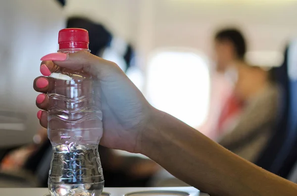 Pasajero Sosteniendo Botella Agua Mientras Viaja Avión — Foto de Stock