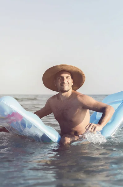 Homem engraçado no mar — Fotografia de Stock