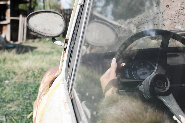 Woman Driving Old Rusty Car Countryside — Stock Photo, Image